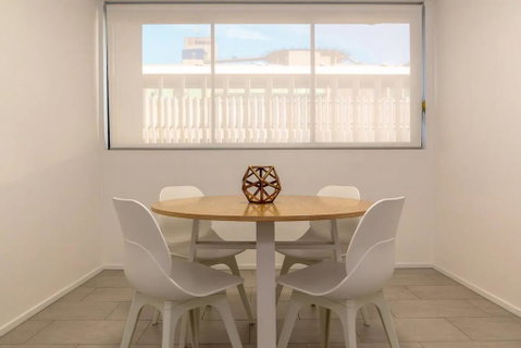 2 Bedroom Apartment Seconds From Valley - Sunshine Coast Guide 2