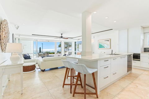 Beachfront Luxury, Hastings Street - Sunshine Coast Guide 3