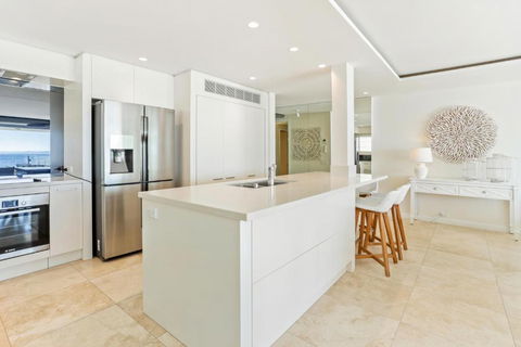 Beachfront Luxury, Hastings Street - Sunshine Coast Guide 2