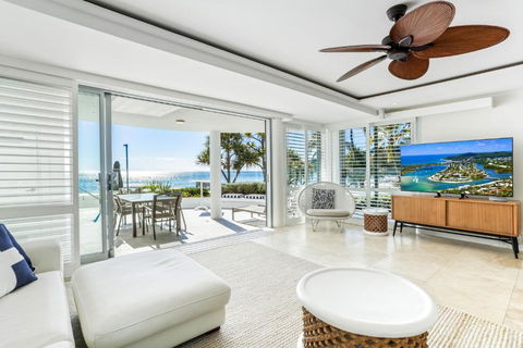 Beachfront Luxury, Hastings Street - Sunshine Coast Guide 1