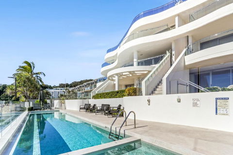 Beachfront Luxury, Hastings Street - Sunshine Coast Guide 4