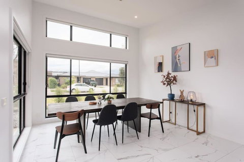 Bright And Chic House At Throsby With 4 Bedrooms - Sunshine Coast Guide 0