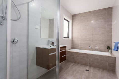 Bright And Chic House At Throsby With 4 Bedrooms - Sunshine Coast Guide 1