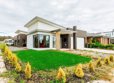 Bright And Chic House At Throsby With 4 Bedrooms - Sunshine Coast Guide 3