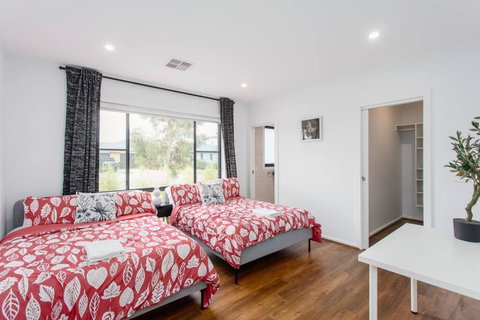 Bright And Chic House At Throsby With 4 Bedrooms - Sunshine Coast Guide 4