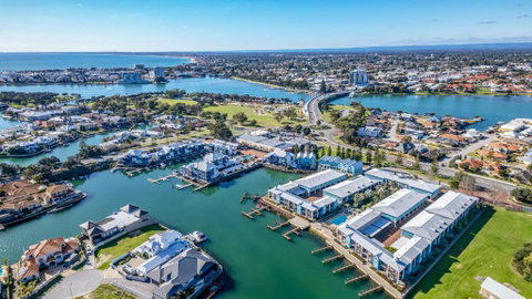 C Mandurah Apartment Resort - Sunshine Coast Guide 0