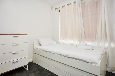 Contemporary Family Oasis In The Heart Of Newport - Sunshine Coast Guide 1