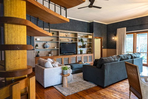 Dal Zotto Homestead & Studios - Sunshine Coast Guide 3