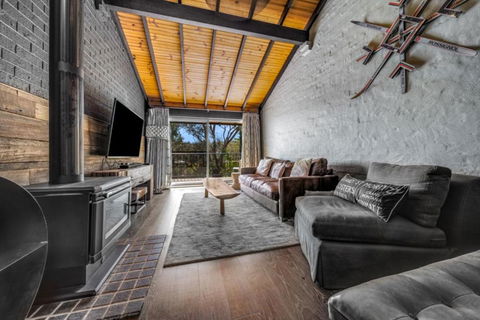 Deadwood Den - Luxurious 3BR Townhouse L Lake Views L Bath L WiFi - Sunshine Coast Guide 0
