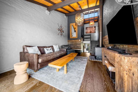 Deadwood Den - Luxurious 3BR Townhouse L Lake Views L Bath L WiFi - Sunshine Coast Guide 1