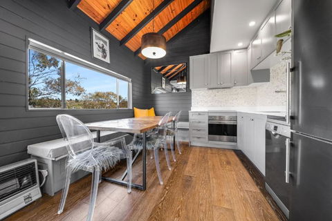Deadwood Den - Luxurious 3BR Townhouse L Lake Views L Bath L WiFi - Sunshine Coast Guide 2