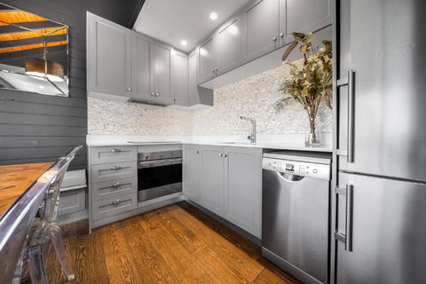 Deadwood Den - Luxurious 3BR Townhouse L Lake Views L Bath L WiFi - Sunshine Coast Guide 3