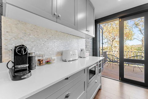Deadwood Den - Luxurious 3BR Townhouse L Lake Views L Bath L WiFi - Sunshine Coast Guide 4