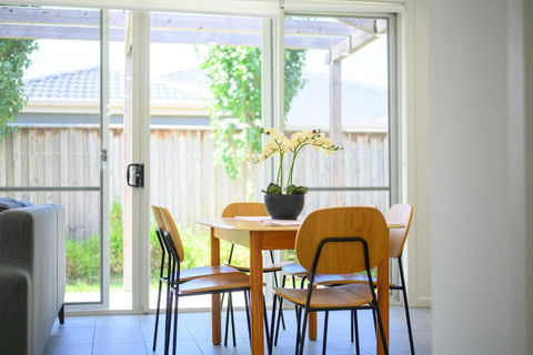 Denham Court Adorable 4Br House With Wifi &Parking - Sunshine Coast Guide 3