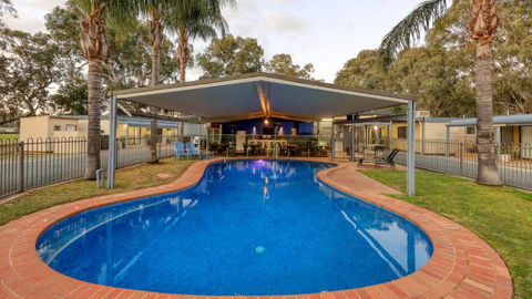 Deni Golf Resort - Sunshine Coast Guide 0