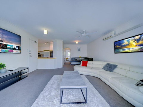 2BR Aloha Lane Main Beach Apartment - Sunshine Coast Guide 0