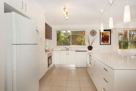 35 Santa Monica Avenue Coolum Beach, Pet Friendly, Linen Included - Sunshine Coast Guide 3