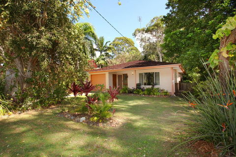 35 Santa Monica Avenue Coolum Beach, Pet Friendly, Linen Included - Sunshine Coast Guide 0