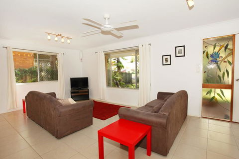 35 Santa Monica Avenue Coolum Beach, Pet Friendly, Linen Included - Sunshine Coast Guide 2