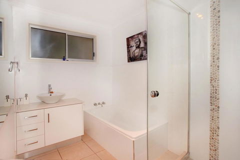 35 Santa Monica Avenue Coolum Beach, Pet Friendly, Linen Included - Sunshine Coast Guide 1