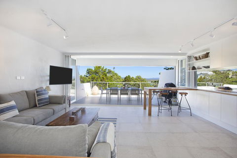 4/33 Noosa Drive - Sunshine Coast Guide 2