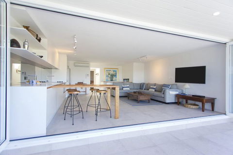4/33 Noosa Drive - Sunshine Coast Guide 1