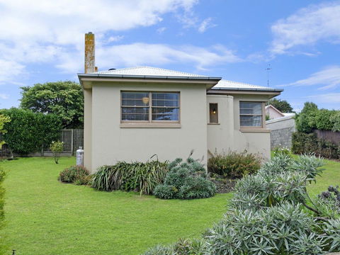 40 Campbell - Sunshine Coast Guide 0