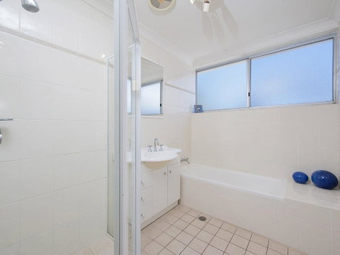 5 'Casuarina's ' 33 Soldiers Point Road - Superb Waterfront Unit - Sunshine Coast Guide 2
