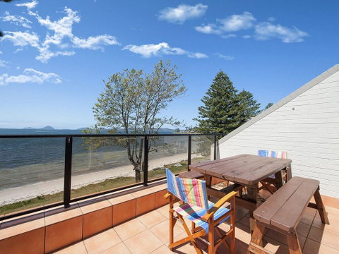 5 'Casuarina's ' 33 Soldiers Point Road - Superb Waterfront Unit - Sunshine Coast Guide 0
