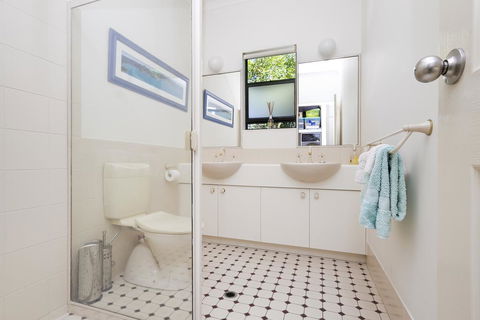 6 Avenal - Sunshine Coast Guide 1