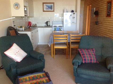 7 Flynn's Beach Apartment - Sunshine Coast Guide 3