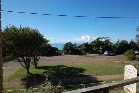 7 Flynn's Beach Apartment - Sunshine Coast Guide 1