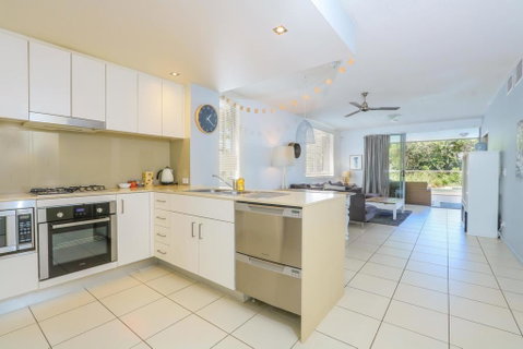A Deluxe Swim Up - Drift Apartments South - Sunshine Coast Guide 2