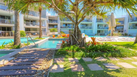 A Deluxe Swim Up - Drift Apartments South - Sunshine Coast Guide 3