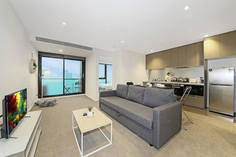 A Modern & Central Apt With Beautiful City Views - Sunshine Coast Guide 0