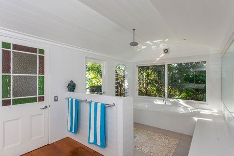 A PERFECT STAY - Aria - Holiday House - Sunshine Coast Guide 1