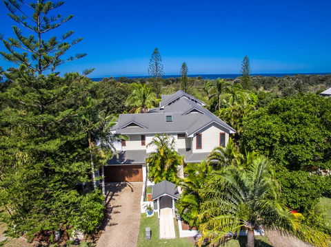 A PERFECT STAY - Beachcomber Blue - Sunshine Coast Guide 1