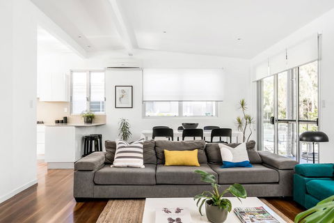 A PERFECT STAY - Clique 3 - Sunshine Coast Guide 3