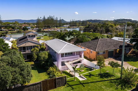 A PERFECT STAY - Sunset Beach - Surfside - Sunshine Coast Guide 2