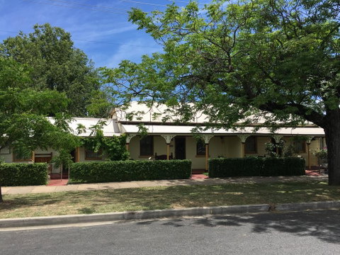 A Settlers Cottage Accommodation Bathurst CBD - Sunshine Coast Guide 0