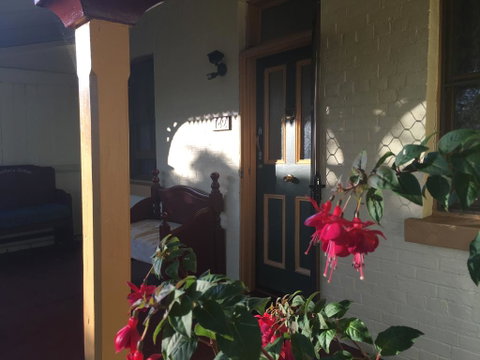A Settlers Cottage Accommodation Bathurst CBD - Sunshine Coast Guide 3