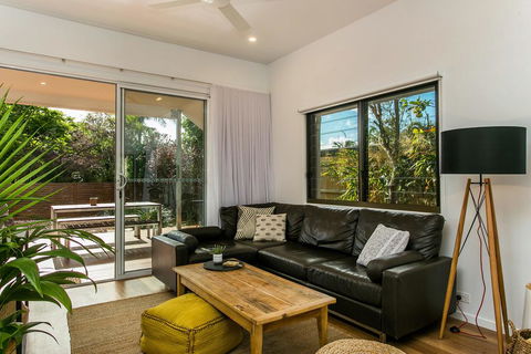 A SWEET ESCAPE - Alcorn House - Sunshine Coast Guide 3