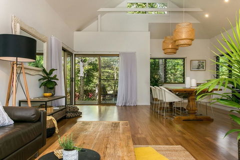 A SWEET ESCAPE - Alcorn House - Sunshine Coast Guide 0