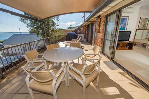 A Yachtsmans Rest, Unit 4/37 Victoria Parade - Sunshine Coast Guide 1