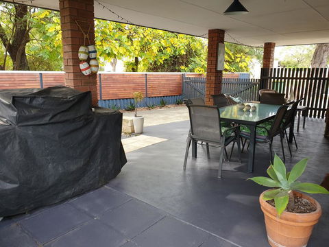 Abbey Beach Cottage - Sunshine Coast Guide 1
