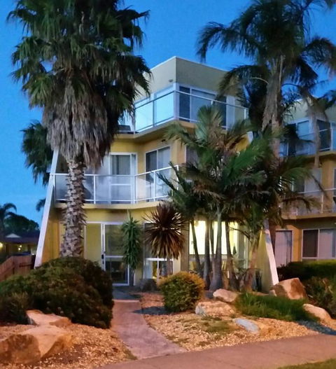Abel Tasman On Esplanade - Sunshine Coast Guide 3