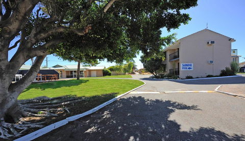 Abrolhos Reef Lodge - Sunshine Coast Guide 2