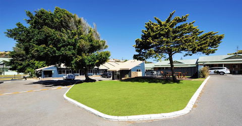 Abrolhos Reef Lodge - Sunshine Coast Guide 0