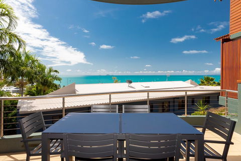 Absolute Airlie - Sunshine Coast Guide 0