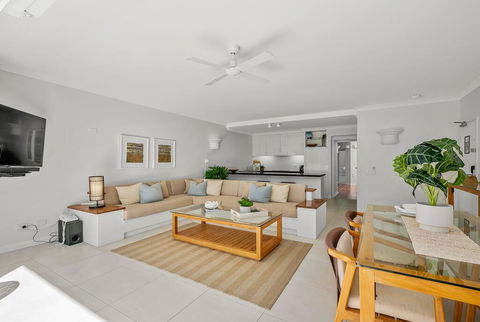 Absolute Beachfront Apt. In Alamanda Beachfront Resort (14) - Sunshine Coast Guide 1